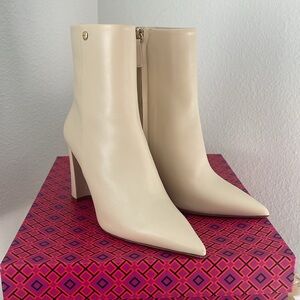 $795 NEW Tory Burch Beige Cream Nude Pointy Toe Booties Boots Size 9 Heel